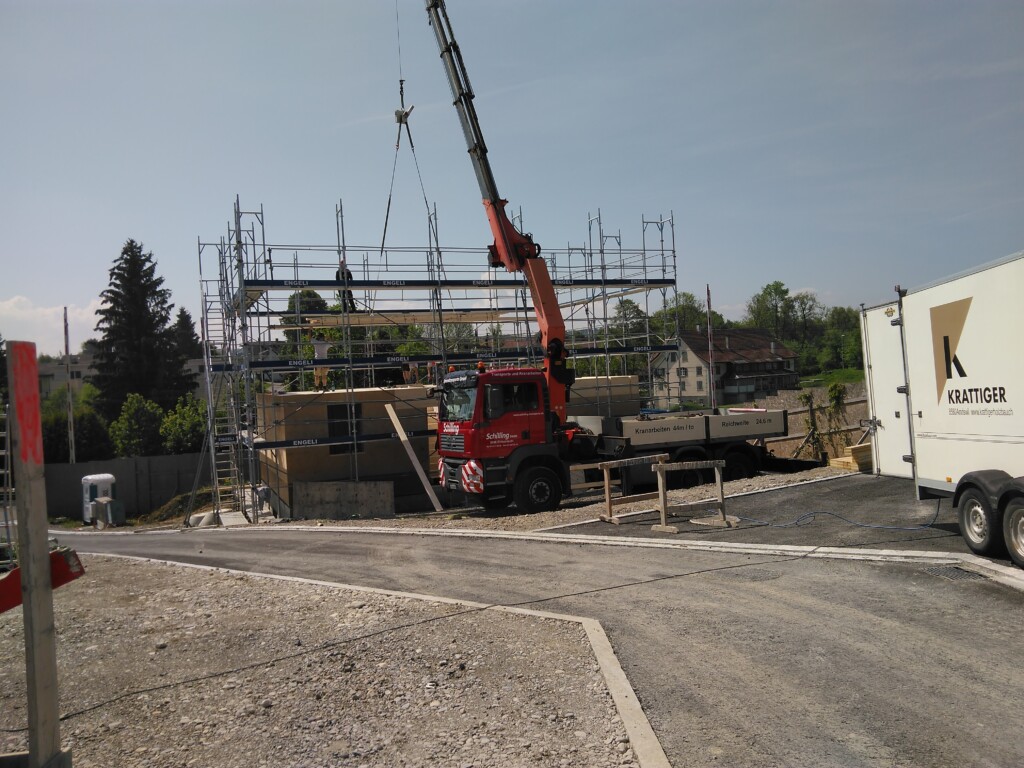 Rohbau: Montage der Holzelemente auf der Baustelle | Krattiger Holzbau AG Amriswil