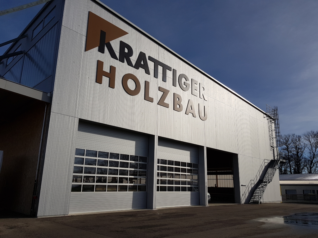 Seit 2015 in Betrieb: Elementproduktionshalle «Schwarzland» mit Gebäudehülle im Minergie-Standard | Krattiger Holzbau AG Amriswil