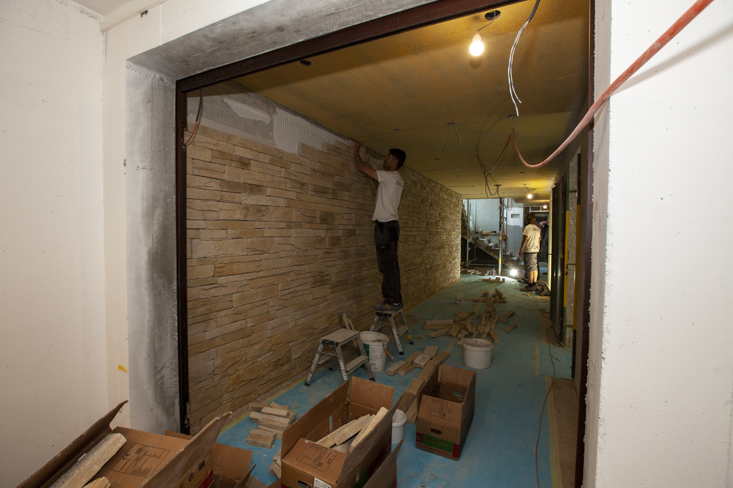 Hotel Bad Horn: Montage Wandabdeckung im Flur (Ostflügel) | Krattiger Holzbau AG Amriswil (© Bad Horn Hotel & Spa)