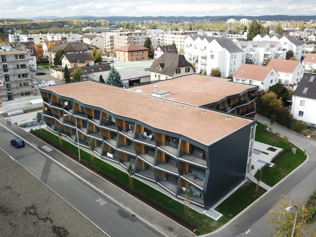 UNUS in Kreuzlingen: Vollkern-Fassade aus grossformatigen Fassadenplatten – nach Wunsch lackiert l Krattiger Holzbau AG Amriswil