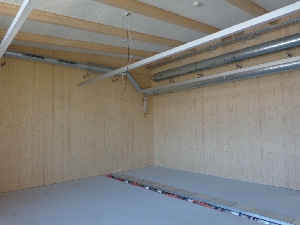 TU-Auftrag Ausbildungszentrum Galgenholz Frauenfeld: Holzwand Schulungsraum | Krattiger Holzbau AG Amriswil