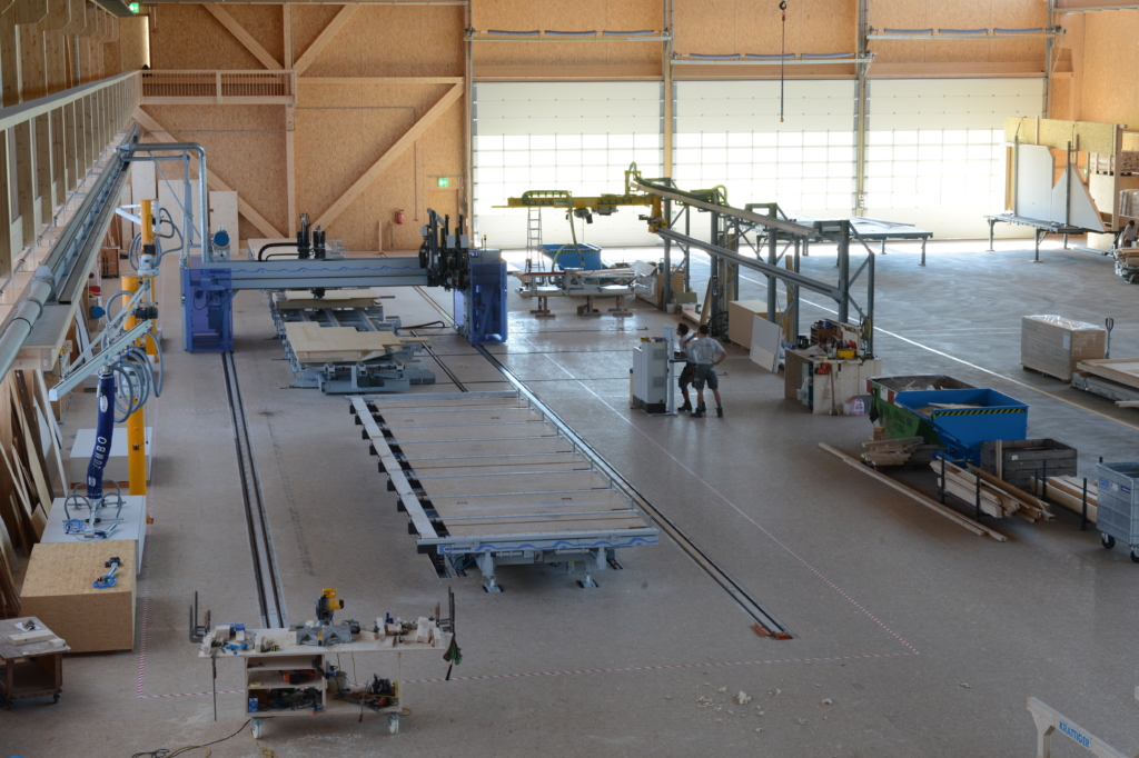 Elementfertigungsmaschine: Nagelbrücke in der Produktionshalle «Schwarzland»| Krattiger Holzbau AG Amriswil