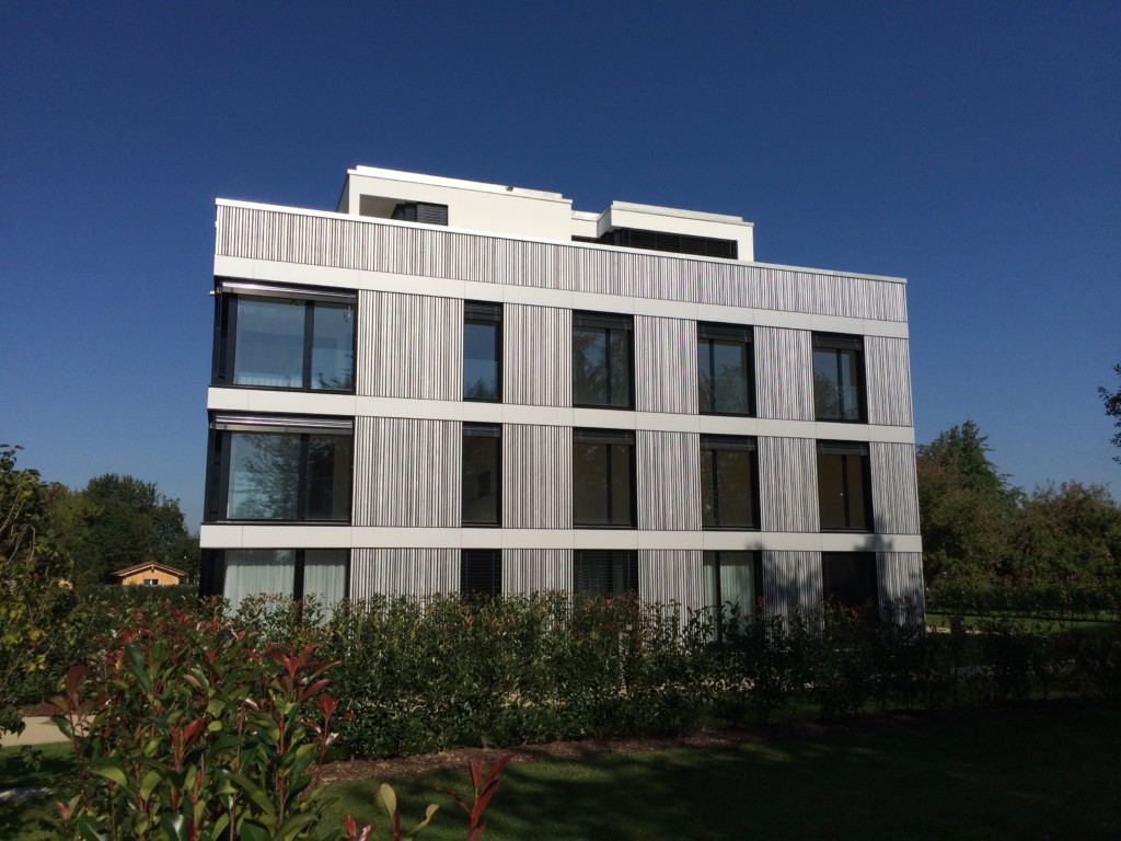 Blickfang: Vorvergraute Fassade aus Lärchenholz | Krattiger Holzbau AG Amriswil