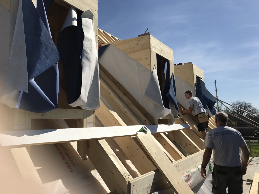 Spart Zeit und Kosten: Montage der vorgefertigten Dachgauben beim Gizehus Amriswil | Krattiger Holzbau AG Amriswil