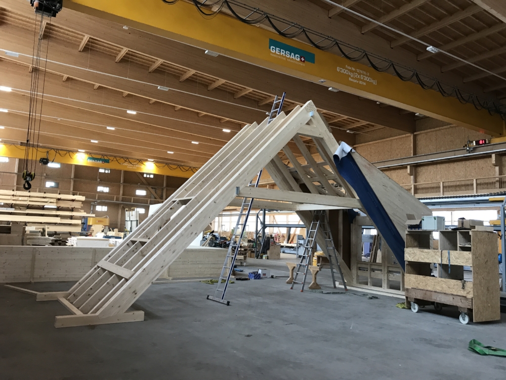 Bereit zum Transport: Komplett vorgefertigter Holzbinder in der Produktionshalle «Schwarzland» | Krattiger Holzbau AG Amriswil