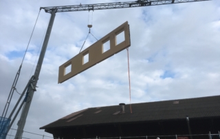 Grossflächige Bauteile für Wohnhaus in Zihlschlacht: Platzierung Hauswand per Kran | Krattiger Holzbau AG Amriswil