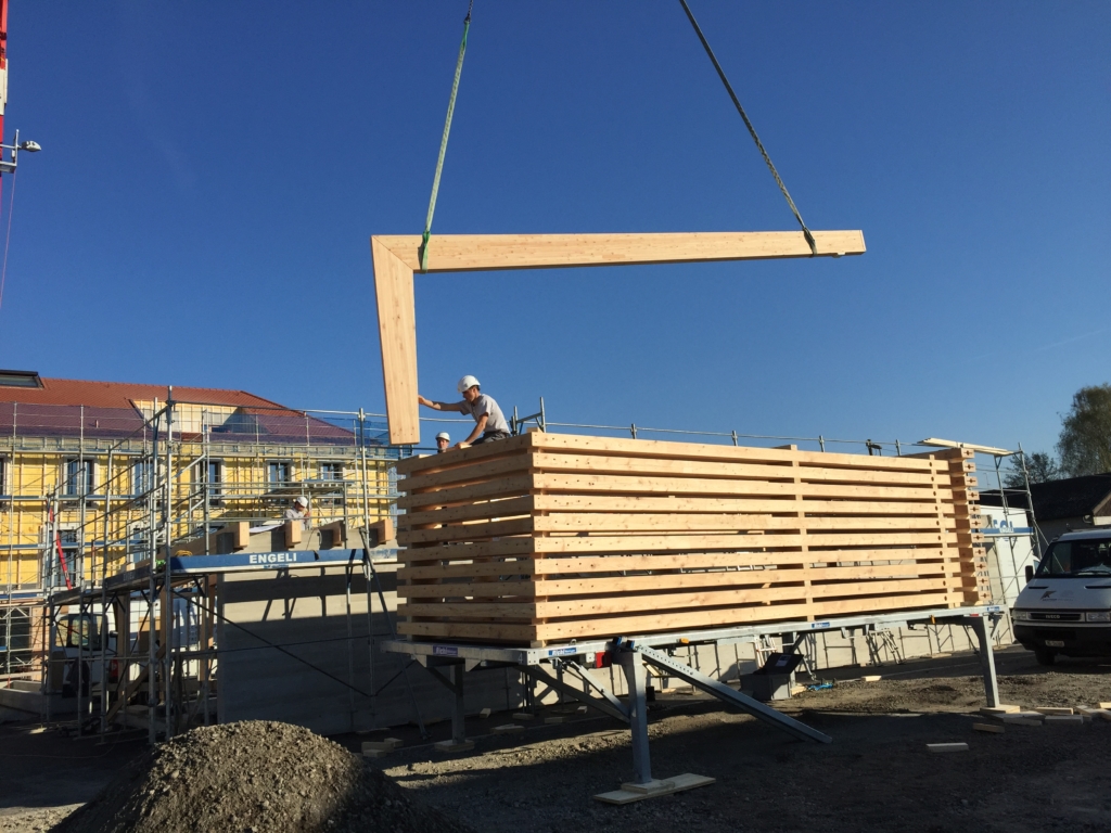 Bereit zur Montage: Stapel mit Holzträgern für die Tiefgaragen-Einfahrt Raiffeisen Altnau | Krattiger Holzbau AG Amriswil