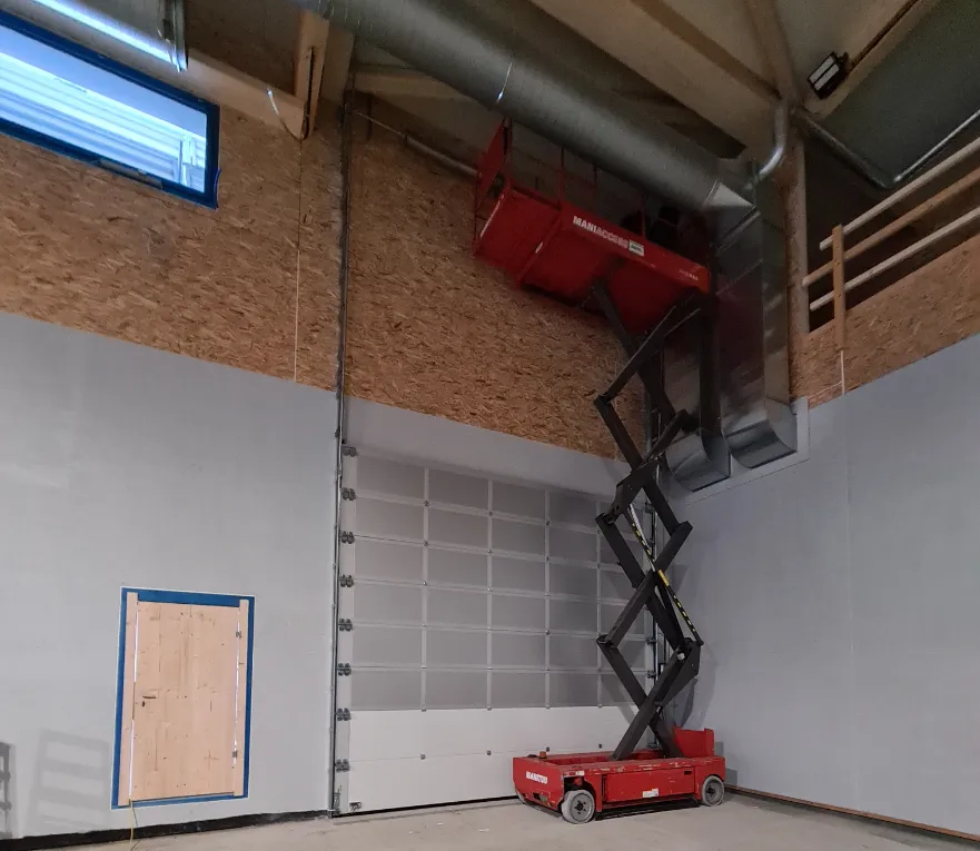 Bau-Sicherheit bei Montage Holzbau mit Hebebühne durch Krattiger Holzbau AG Amriswil
