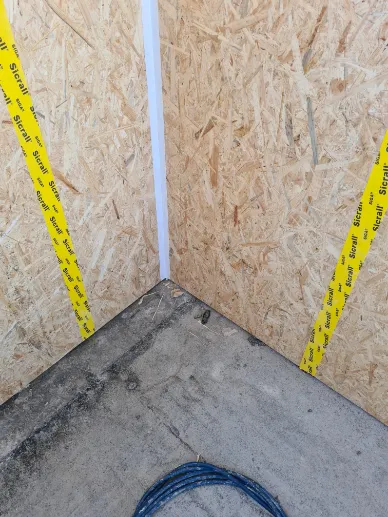 Dampfbremse aus Folien an der Wand aus OSB für Luftdichtheit durch Krattiger Holzbau AG