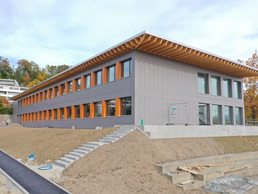 Aussenansicht des in Holzmodul-Bauweise erstellten Schulpavillons X in Meilen