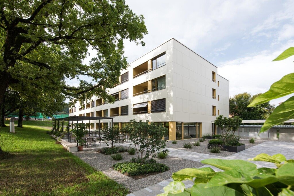 Aussenansicht Alterssiedlung Reutenen Frauenfeld mit Rockpanel-Fassade durch Krattiger Holzbau AG Amriswil
