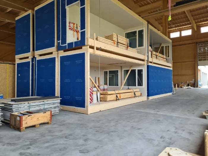 holzmodul-schule-meilen-montage-werk-krattiger-holzbau-ag-amriswil Holz-Rohbaumodule für ein Schulhaus in der Montagehalle in Amriswil bereit für die Installationen