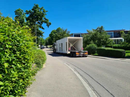 holzmodul-transport-schule-meilen-krattiger-holzbau-ag-amriswil Spezialtransport unterwegs mit Holzmodul für Schulhaus-Neubau in Meilen