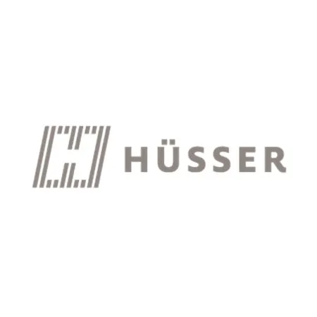 Logo der Hüsser Holzleimbau AG als Leimholz-Lieferant der Krattiger Holzbau AG Amriswil