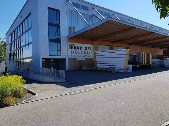 krattiger-holzbau-ag-amriswil-produktionshalle-schwarzland-elementbau Eingangsbereich Produktionshalle Schwarzland der Krattiger Holzbau AG Amriswil mit Bürotrakt und Elementfertigung