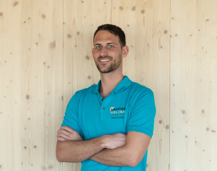 krattiger-pascal-projektleiter-techniker-hf-krattiger-holzbau-ag-amriswil Porträtaufnahme von Pascal Krattiger Geschäftsleitungs-Mitglied der Krattiger Holzbau AG Amriswil