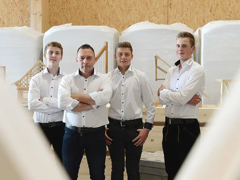 Mitarbeiter und drei Lernende der Krattiger Holzbau AG in Amriswil