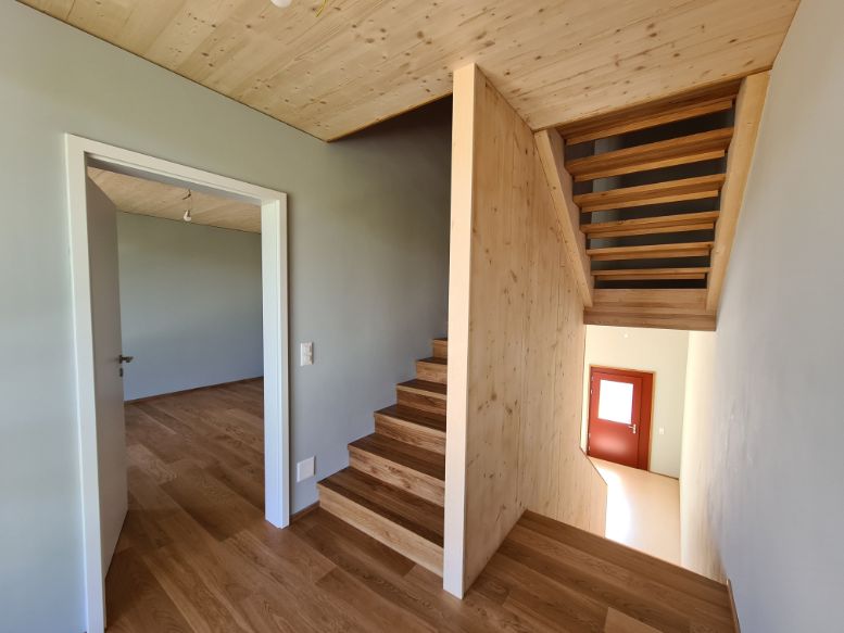 Lindenhof Oberaach MFH Holzelementbau Innenansicht Treppe Split-Level-Wohnung von Krattiger Holzbau AG Amriswil