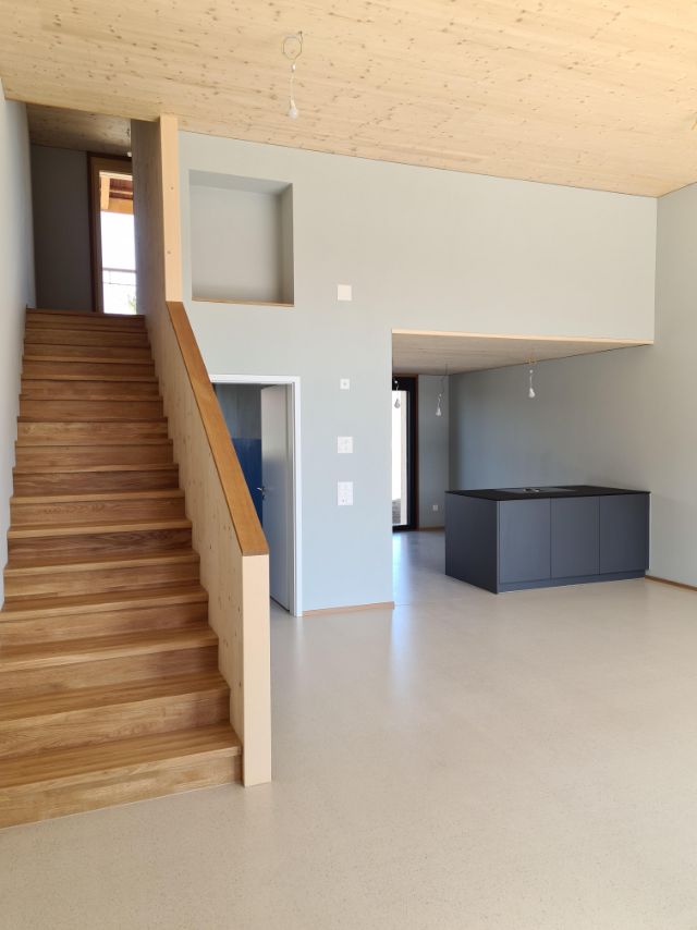 Lindenhof Oberaach MFH Holzelementbau Innenansicht Wohnraum Split-Level-Wohnung von Krattiger Holzbau AG Amriswil