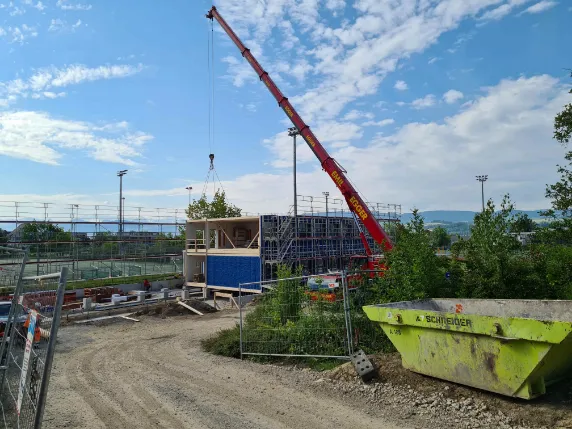 montage-schulhaus-meilen-holzbau-modulbau-krattiger-amriswil Montage des Schulpavillons X in Meilen mit Kran für das Platzieren der Holzmodule
