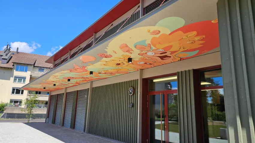neubau-schulhaus-bischofszell-nord-eingang-kunst-am-bau-krattiger-holzbau-ag Untersicht des Haupteingangs beim Schulhaus Bischofszell Nord mit Kunst am Bau durch Kinder erstellt