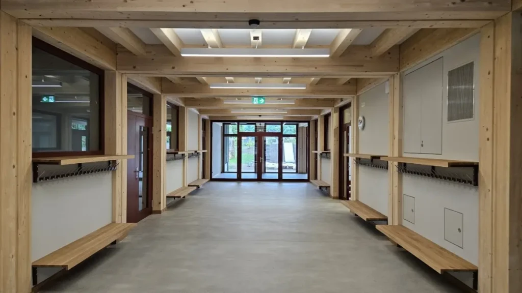 Flur des neuen Schulhauses Bischofszell Nord in Holzbauweise