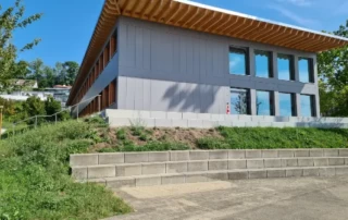 Aussenansicht des Schulpavillons X in Meilen in Holzmodulbauweise