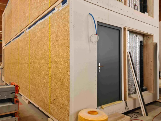 Wohmodul aus Holz im Rohbau für die UNUS-Apartments in St. Gallen in der Werkhalle in Amriswil