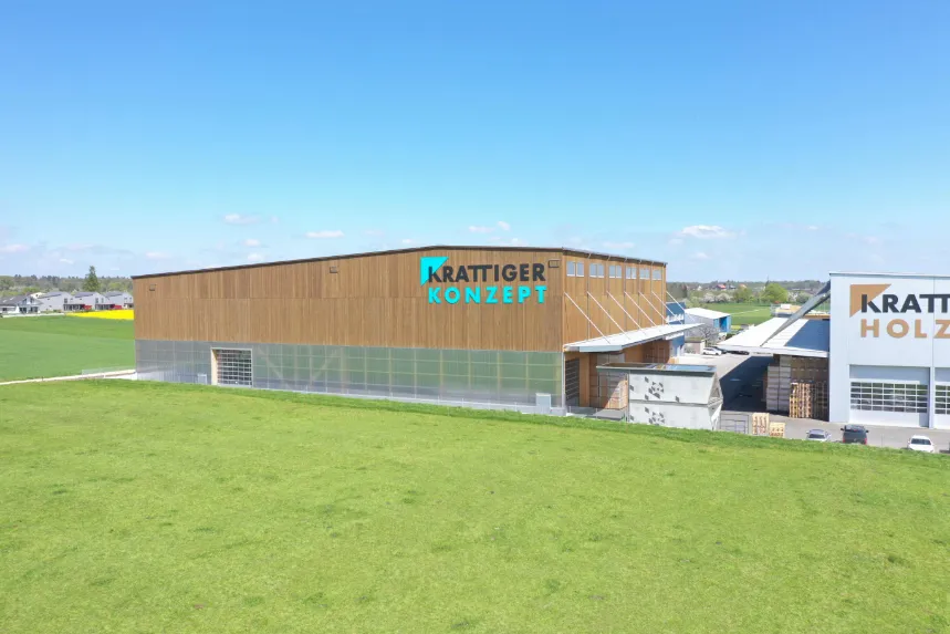 referenz-industrie-gewerbe-holzelementbau-holzfassade-krattiger-holzbau-ag Aussenansicht der Modulbau-Werkhalle der Krattiger Holzbau AG Amrsiwil in Holzelement-Bauweise