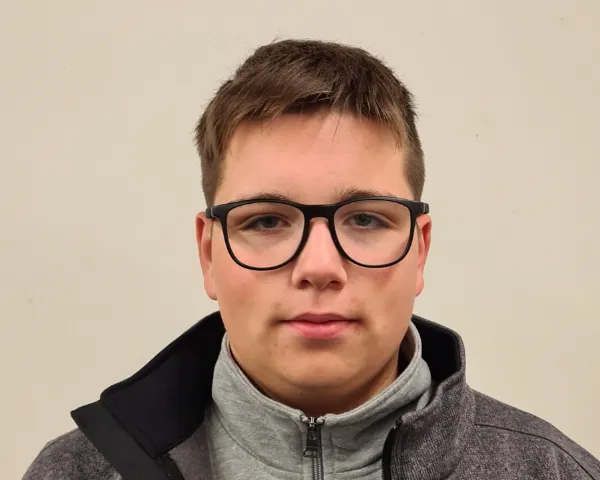 Porträtaufnahme von Tom Stolz Lernender Zimmermann EFZ bei der Krattiger Holzbau AG Amriswil