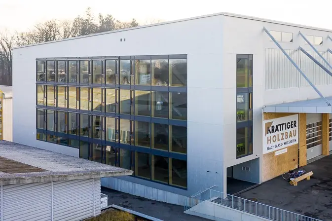 Bürotrakt der Krattiger Holzbau AG in der Industrie Schwarzland in Amriswil