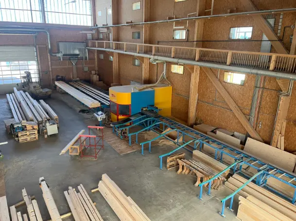 CNC-Fräse zum Abbinden von Holz in der Produktionshalle der Krattiger Holzbau AG Amriswil