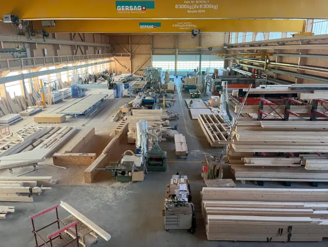 Blick in die Produktionshalle der Krattiger Holzbau AG in der Industrie Schwarzland in Amriswil
