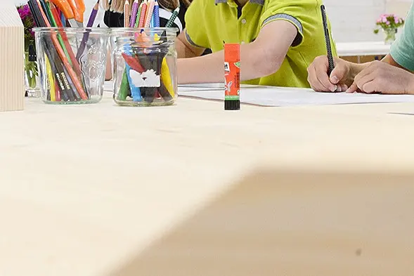 Malutensilien für Kinder auf Holztisch