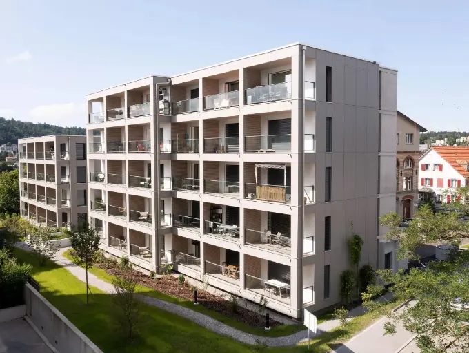 Aussenansicht der aus Holzmodulen als GU erstellten UNUS-Apartments in St. Gallen