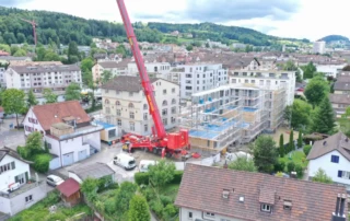 Platzierung der UNUS-Holzmodule an der Brauerstrasse in St. Gallen mit einem Pneuladekran