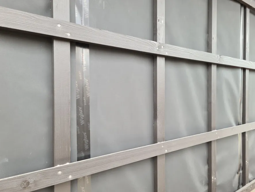 Winddichtung einer Fassade aus Holz mit Abdichtungsfolie