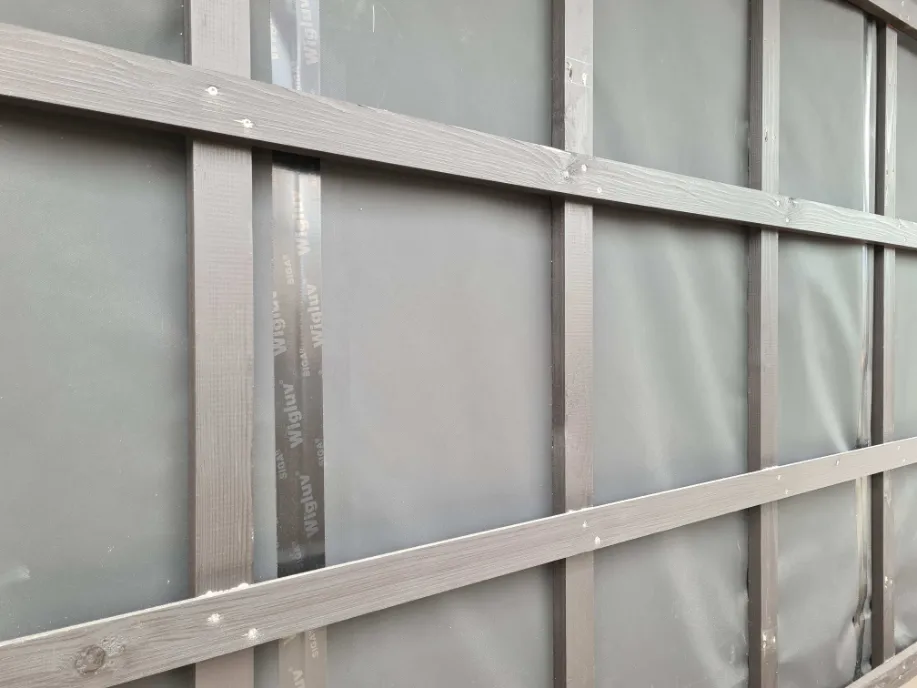 winddichtung-uv-beständig-schwarze-latte-krattiger-holzbau-ag Detailaufnahme einer UV-beständigen Winddichtung mit schwarzen Latten durch Krattiger Holzbau AG Amriswil