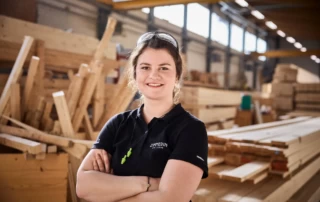 Lara Zwiefelhofer Zimmerin on Tour 2023 in der Montagehalle eines Holzbaubetriebs